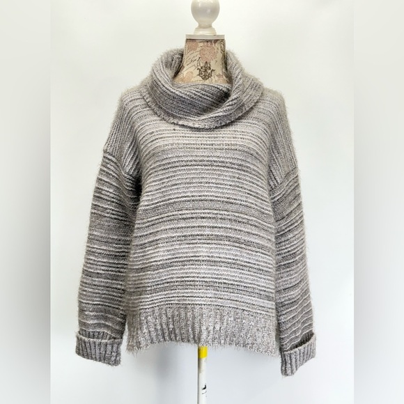 OLIVE & OAK Gray and white fuzzy cowl neck sweater size L - Picture 2 of 13